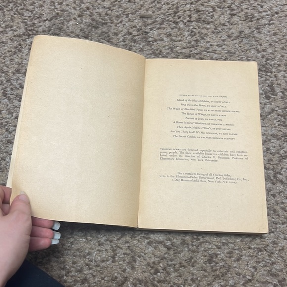 A wrinkle in time paperback book by Madeleine L’Engle - Picture 8 of 14